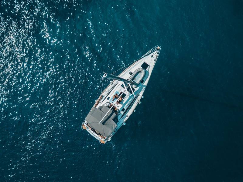 Zeilboot van bovenaf op de open zee